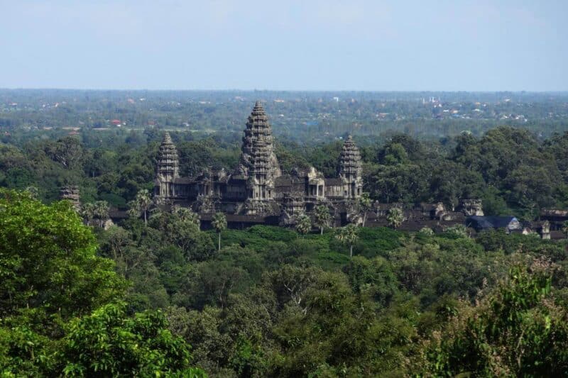 Die Türme von Angkor Wat ragen aus dem Wald empor