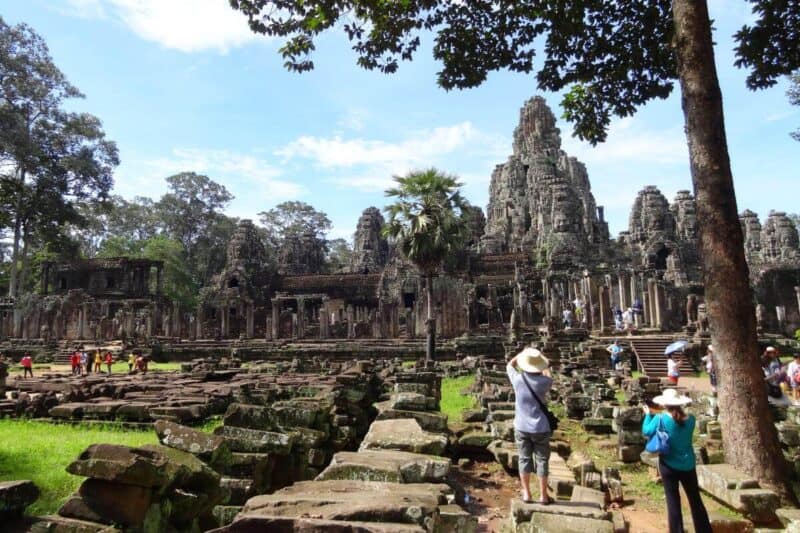 Blick auf die Fassade des Bayon, der beeindruckste Tempel von Angkor Thom