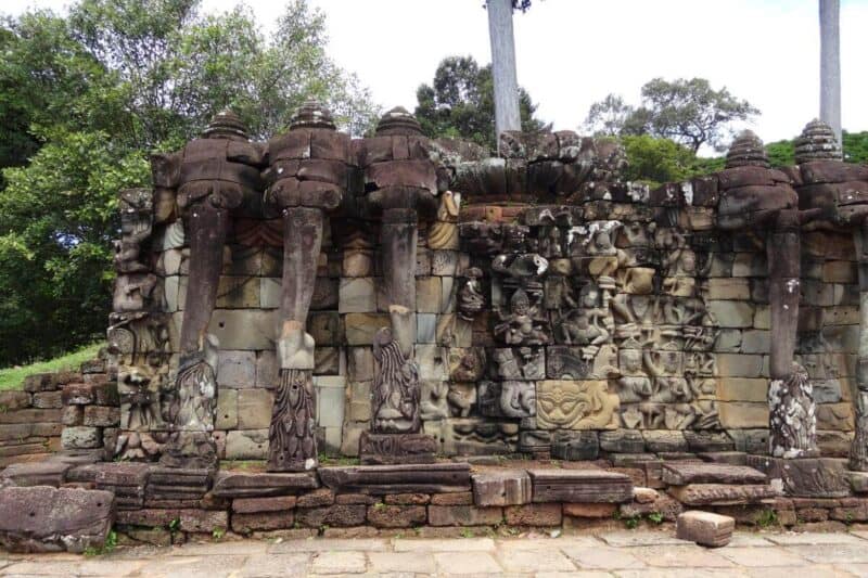 Aus Stein geformte Elefantenköpfe auf der Terrasse der Elefanten in Angkor Thom