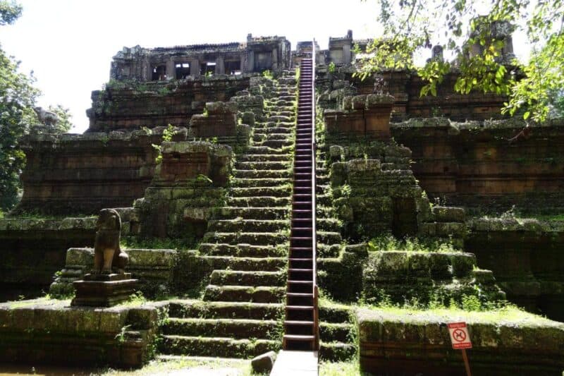 Eine steile Steintreppe führt hinauf in den Innenhof des Phimeanakas-Tempels