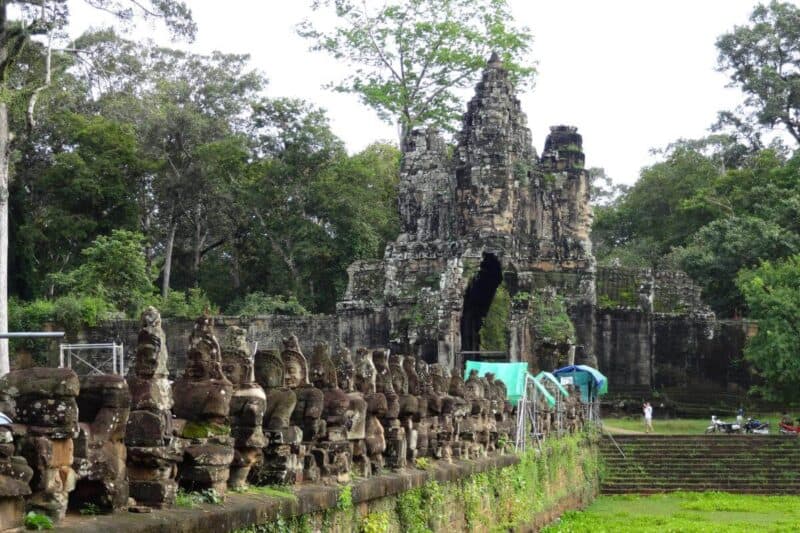 Das Tonle-Om-Tor wird von zahlreichen Statuen von Dämonen und guten Geistern bewacht