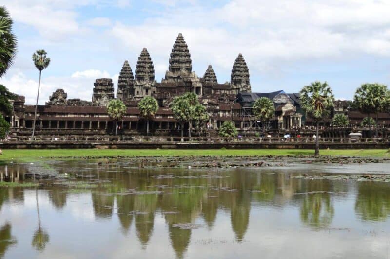 Die Türme von Angkor Wat spiegeln sich in einem See