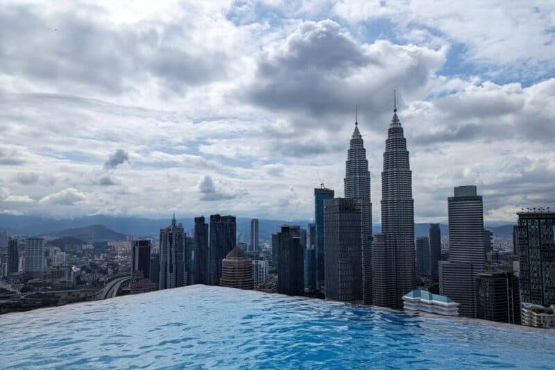 Rooftop Pool mit Blick auf die Petrona Twin Towers