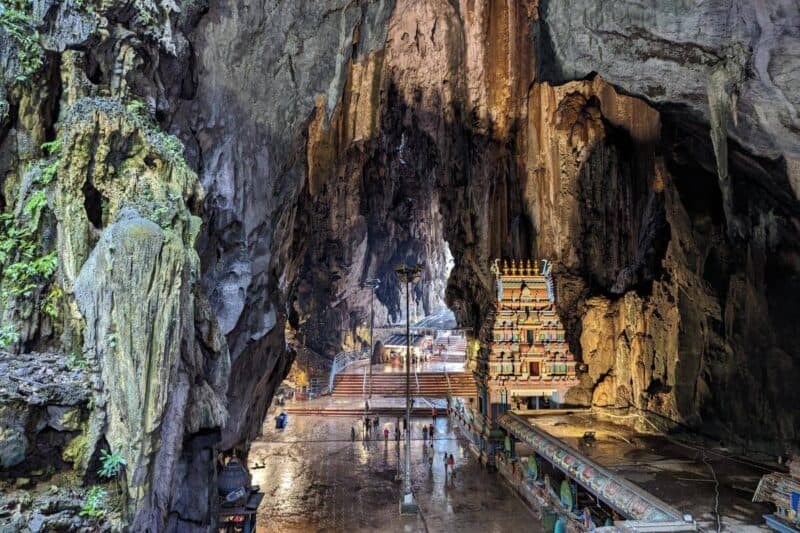 Ein bunter hinduistischer Schrein im mächtigen Höhlengewölbe der Cathedral Cave