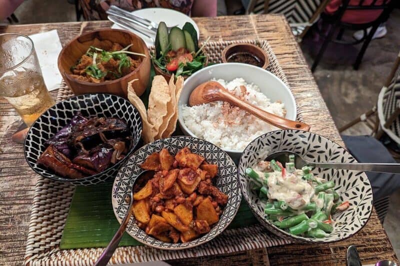 Verschiedene malaysische Gerichte auf einem Basttablett