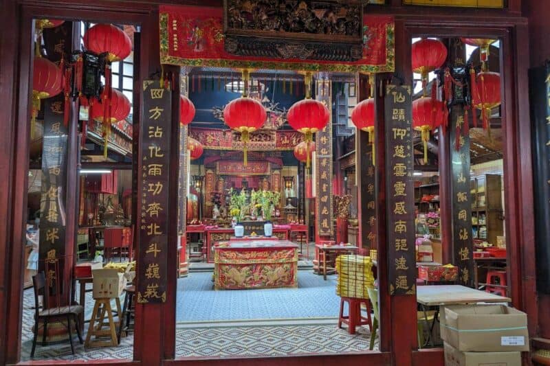Tempelraum mit Lampions und chinesischen Schriftzeichen