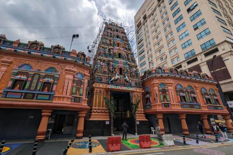 Fein verzierter Turm des hinduistischen Tempels Sri Maha Mariamman