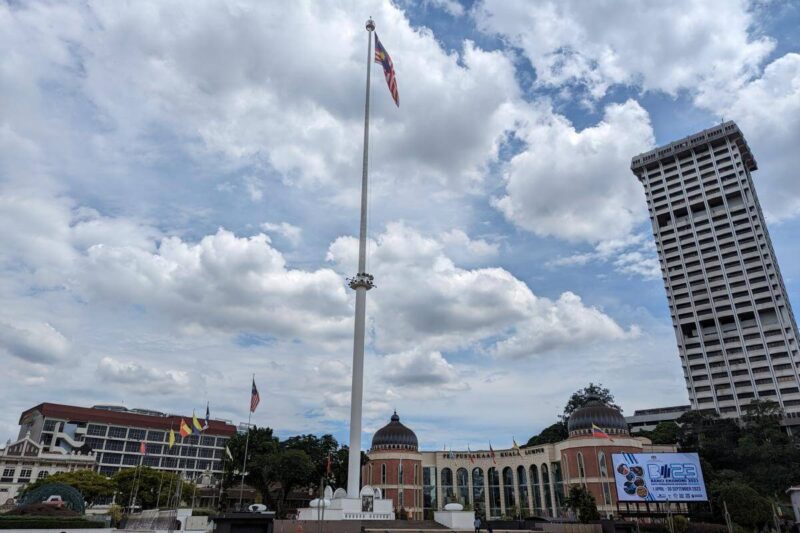 Fahnenmast mit der malaysischen Flagge auf dem Merdeka Square