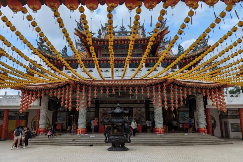 Unzählige Lampions hängen über dem Innenhof des fein verzierten Tean-Hou-Tempels