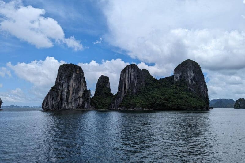 Steile Felsklippen ragen in der Halong-Bucht aus dem Meer