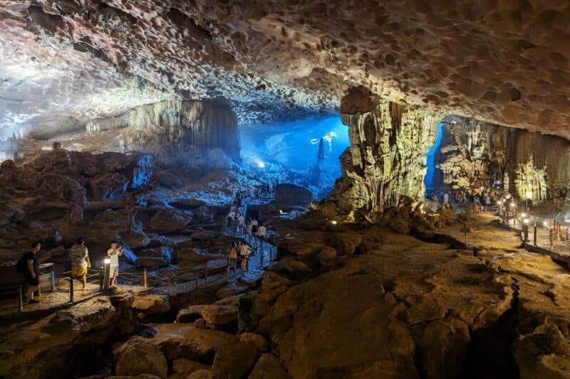 Tropfsteine und Felssäulen in der Sung-Sot-Höhle auf der Insel Bo Hon in der Halong-Bucht in Vietnam