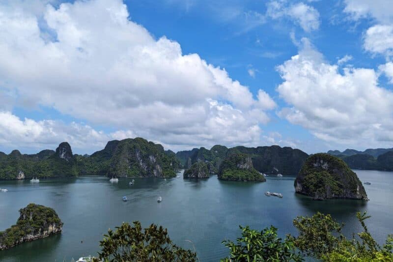 Unzählige Felsinseln ragen in der Halong-Bucht aus dem Meer