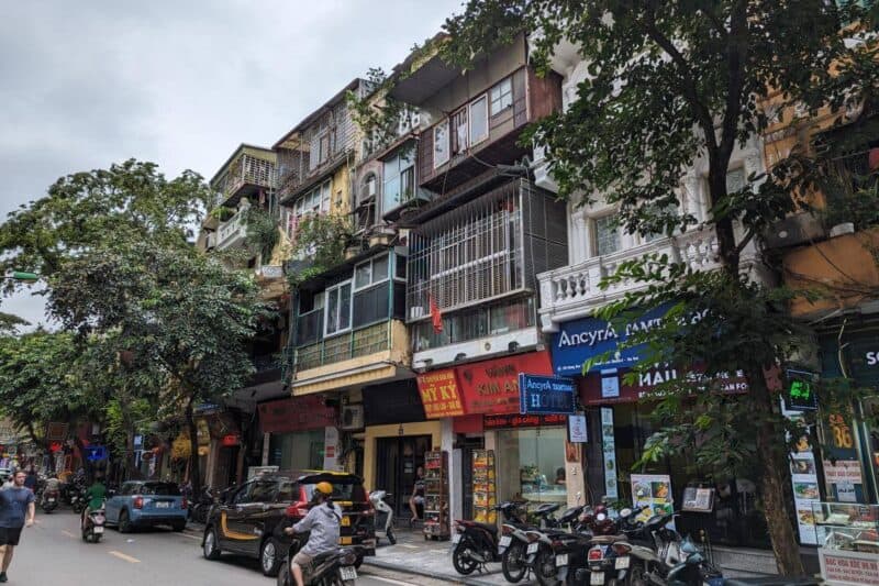 Hölzerne Häuserfassaden in der Altstadt von Hanoi