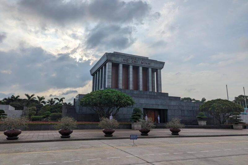 Blick auf das Ho-Chi-Minh-Mausoleum in Hanoi.