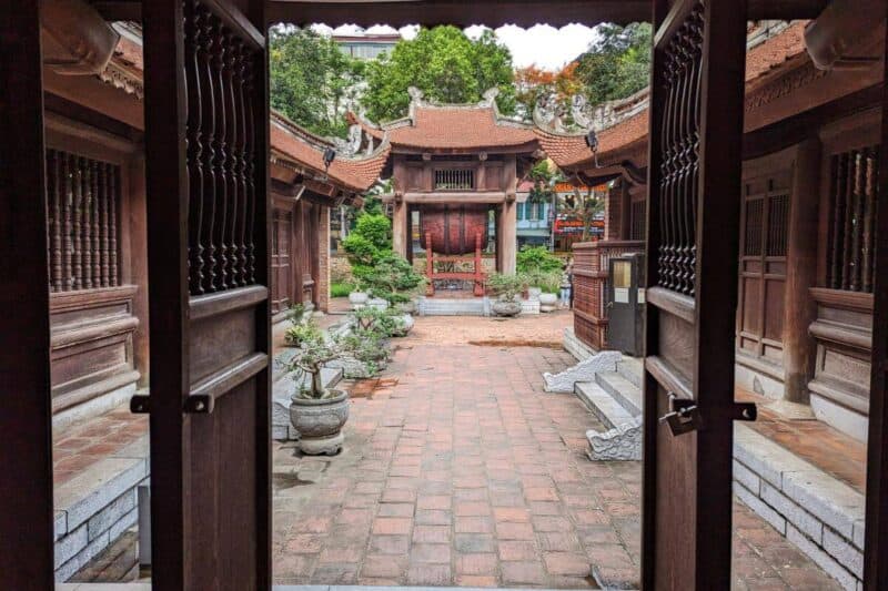 Blick in den Innenhof des Literaturtempels in Hanoi mit Schrein im Hintergrund