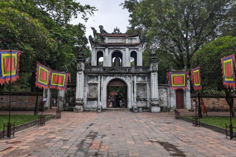 Verziertes Steintor am Eingang zum Literaturtempel in Hanoi