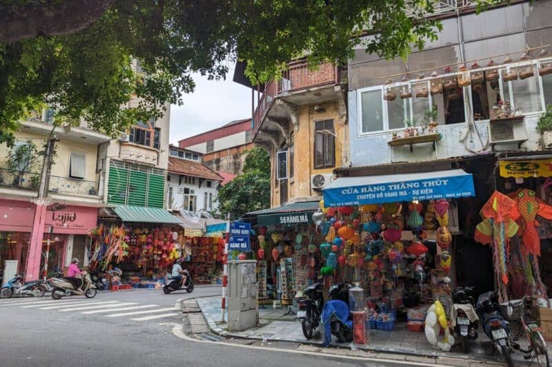 Geschäfte mit bunten Lampions in der Altstadt von Hanoi