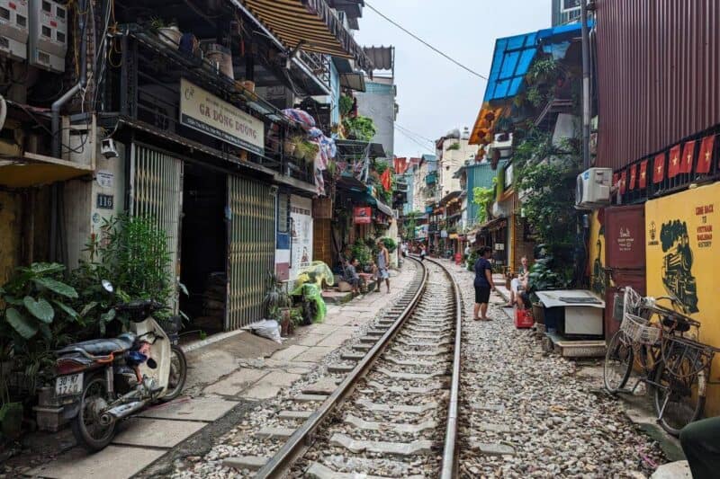 Bahngleise führen durch eine schmale Gasse in der Train Street in Hanoi
