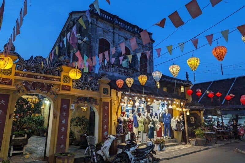 Altes Kaufmannshaus in Hoi An mit Lampions geschmückt