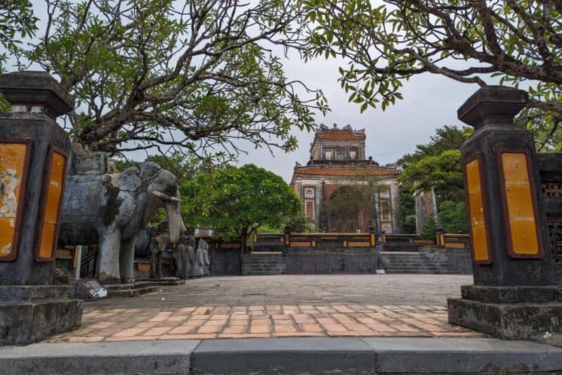 Elefantenstatuen wachen über das Mausoleum des Tu Duc