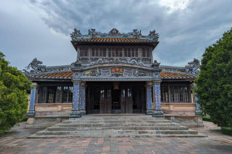 Reich verziertes Haus mit chinesischen Schriftzeichen in der Imperial City in Hue