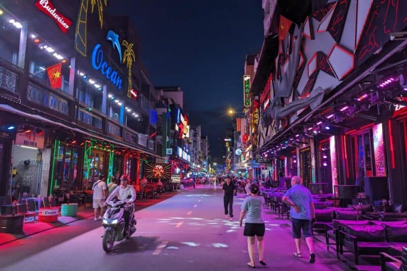 Bunt beleuchtete Walking Street bei Nacht mit Bars und Clubs
