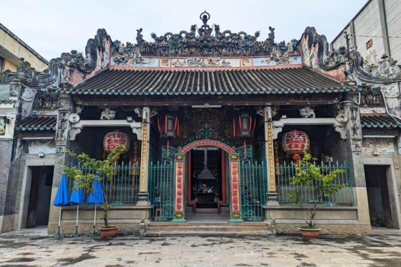 Fein verzierter chinesischer Tempel in der kleinen Chinatown von Saigon