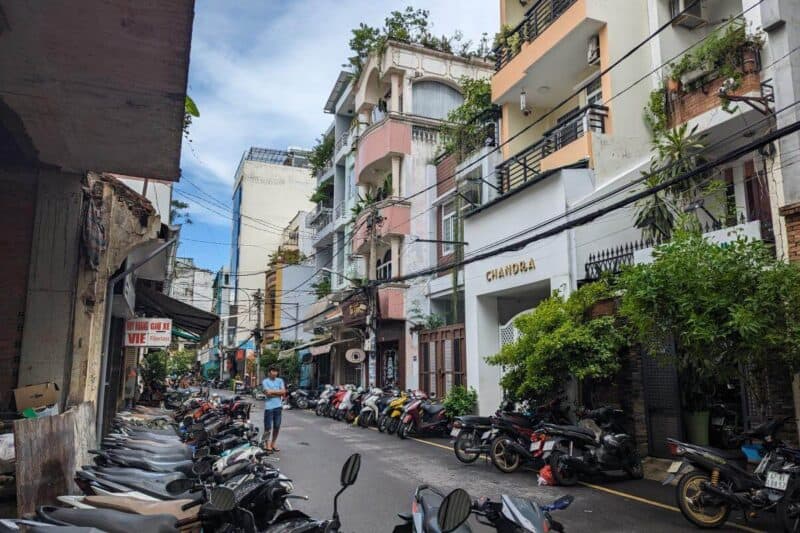 Mit Rollern zugeparkte Straße in Saigon