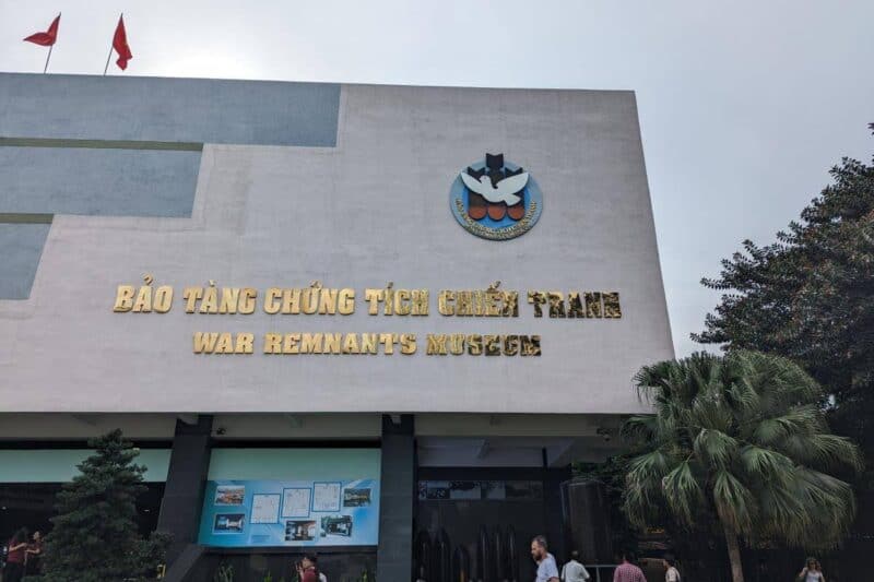 Fassade des War Remnants Museums in Saigon