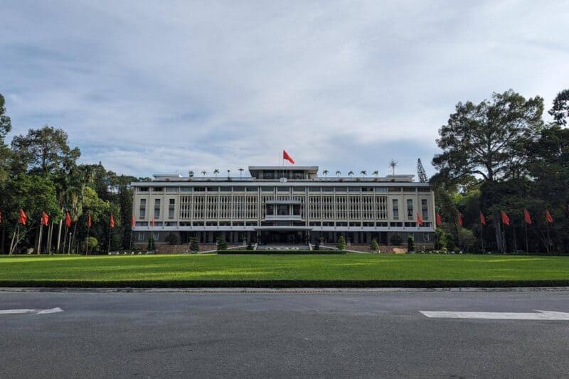 Wuchtige Fassade des Wiedervereinigungspalasts in Ho Chi Minh City