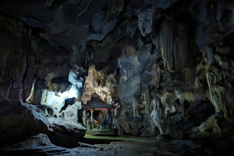 Hohe Tropfsteinhöhle der Bich-Dong-Pagode mit kleinem Tempelschrein