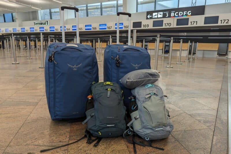 Zwei Reisetaschen und zwei Rucksäcke im Terminal des Wiener Flughafens