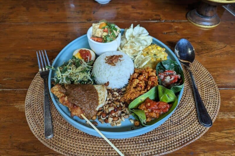 Veganes Nasi Campur, ein typisch indonesisches Reisgericht mit vielen verschiedenen Beilagen