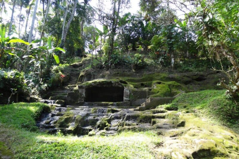 Verlassene Einsiedlerhöhle im Goa Gajah Sanctuary