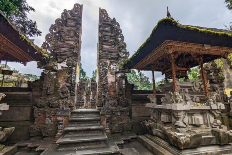 Charakteristischer Tempel-Torsäulen neben einem Schrein im Pura Tirta Empul