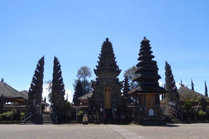 Tempeltore und kunstvoll verzierte Schreine im Pura Ulun Danu Batur