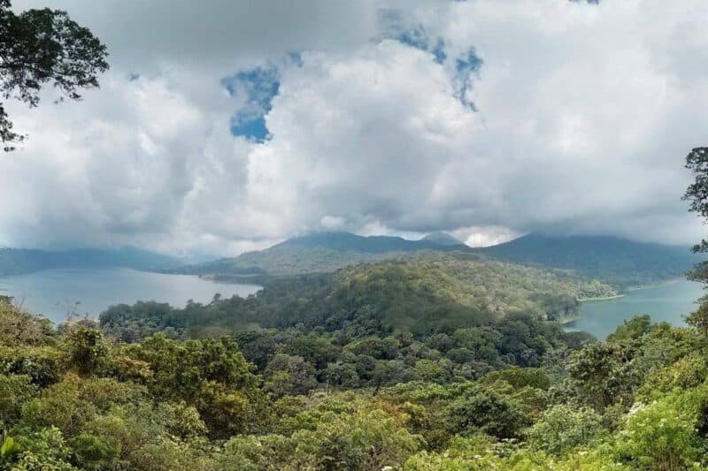Blick vom Aussichtspunkt auf die Twin Lakes Buyan und Tamblingan auf Bali