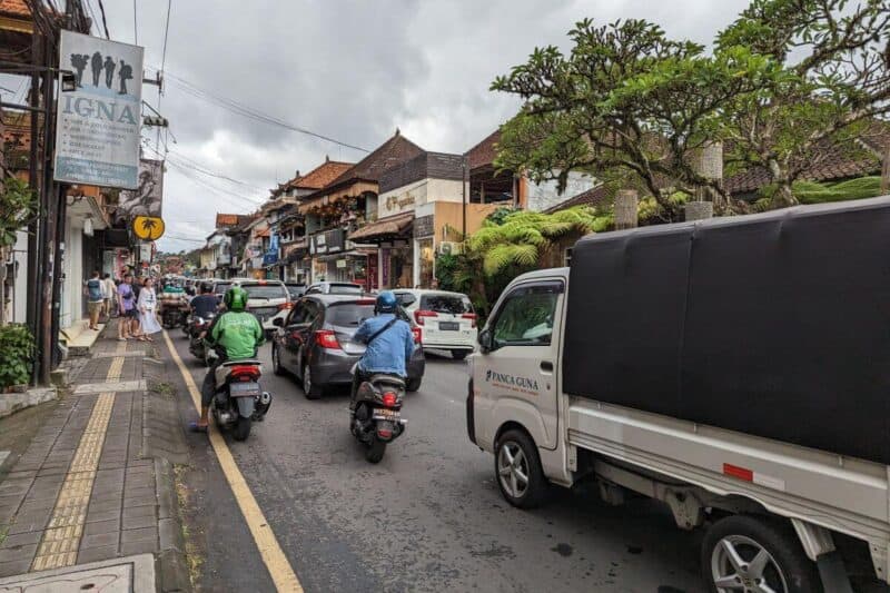 Mit Autos, Lastwagen und Motorrollern verstopfte Straße in Ubud auf Bali