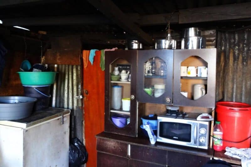 Hölzerne Küchenzeile im Pub von Kayamandi