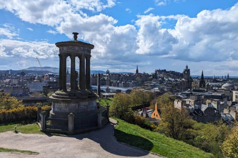 Der Rundtempel des Dugald-Stewart-Monument mit der Altstadt von Edinburgh im Hintergrund