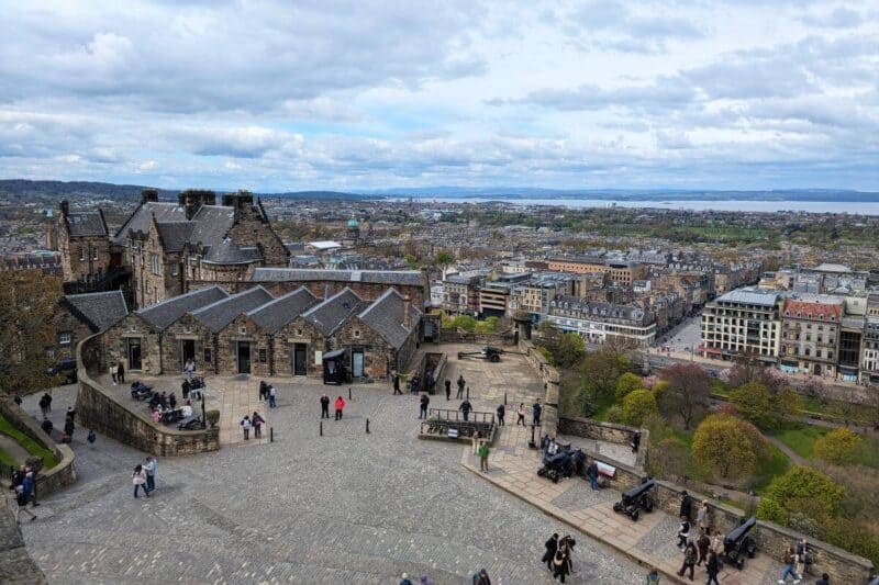 Blick über den Vorhof des Edinburgh Castle und die Innenstadt von Edinburgh