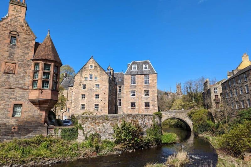 Alte Steinhäuser und eine steinerne Bogenbrücke entlang des Water of Leith im Deans Village in Edinburgh