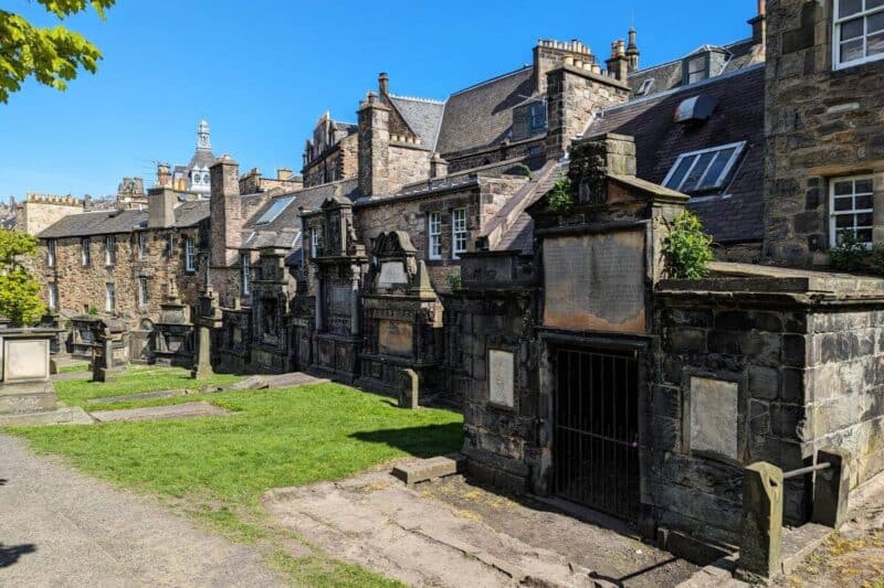 Die Mausoleen und Grabmäler im Greyfriars Kirkyard sind direkt an die Rückwände der benachbarten Häuser gebaut