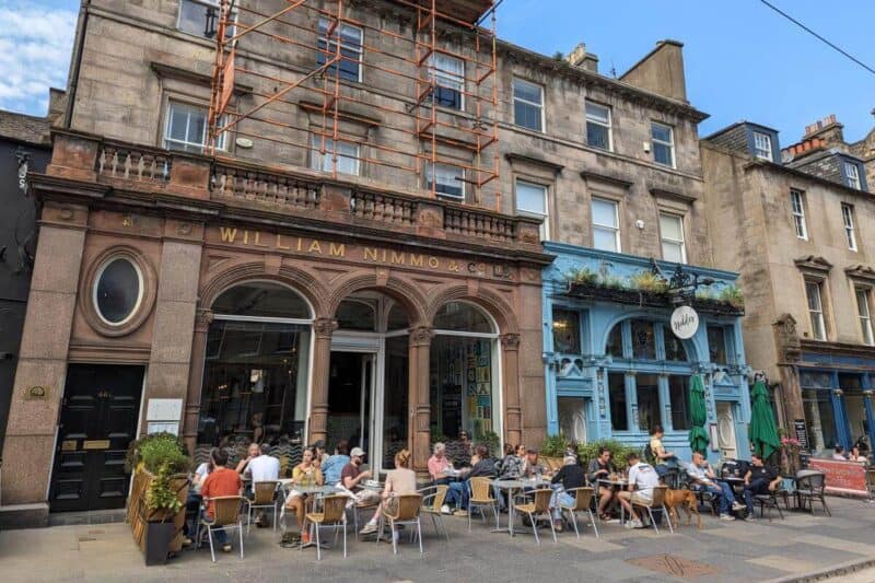 Cafés mit schönen alten Stein- und Holzfassaden im Stadtteil Leith in Edinburgh