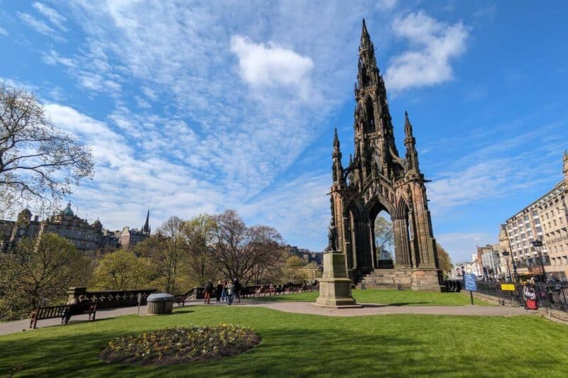 Das fein verzierte, kirchturmartige Scott Monument in Edinburgh