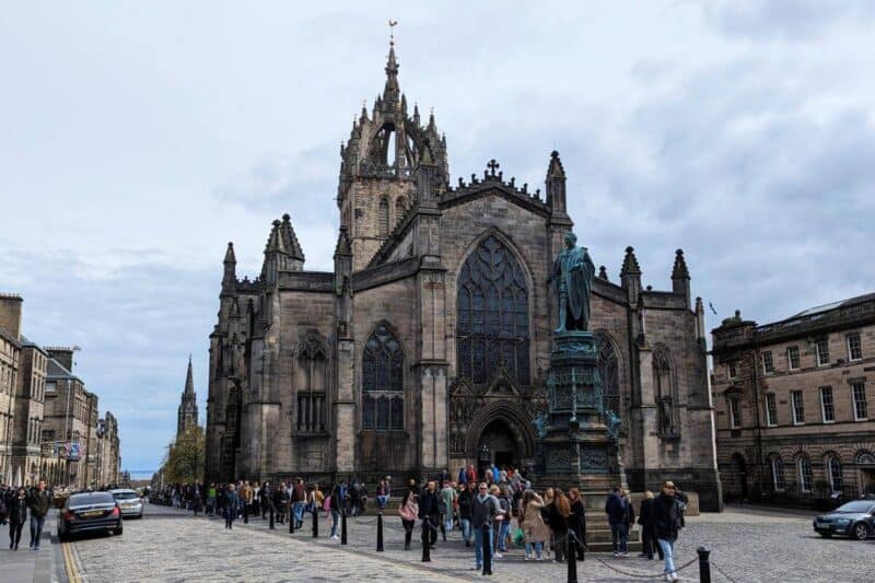 Fassade und Kirchturm der St. Giles' Cathedral auf der Royal Mile in Edinburgh