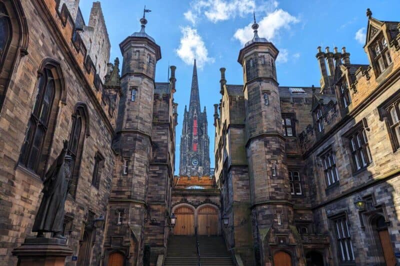 Innenhof der Universität von Edinburgh mit Kirchturm im Hintergrund