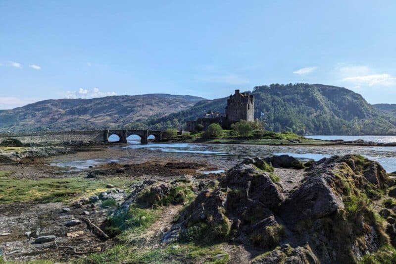 Blick auf die Steinbrücke und die Ruine des Eilean Donan Castle