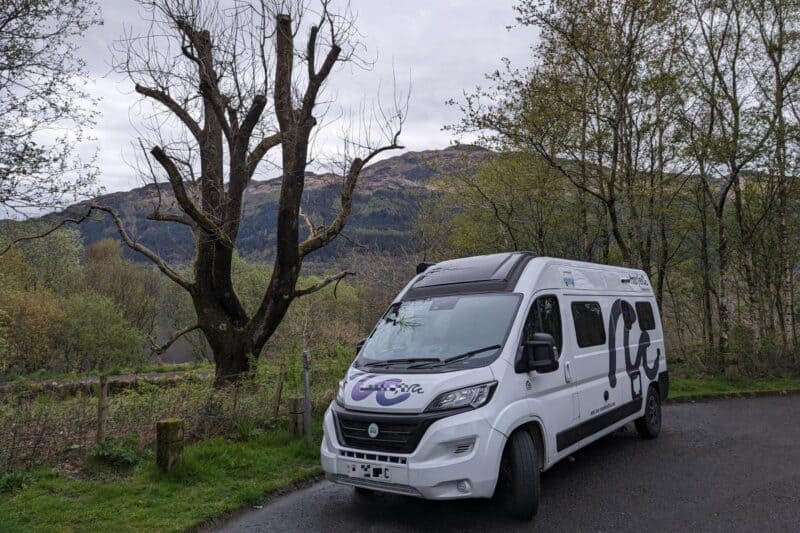 Campervan vor einem alten Baum am Ufer des Loch Lomond