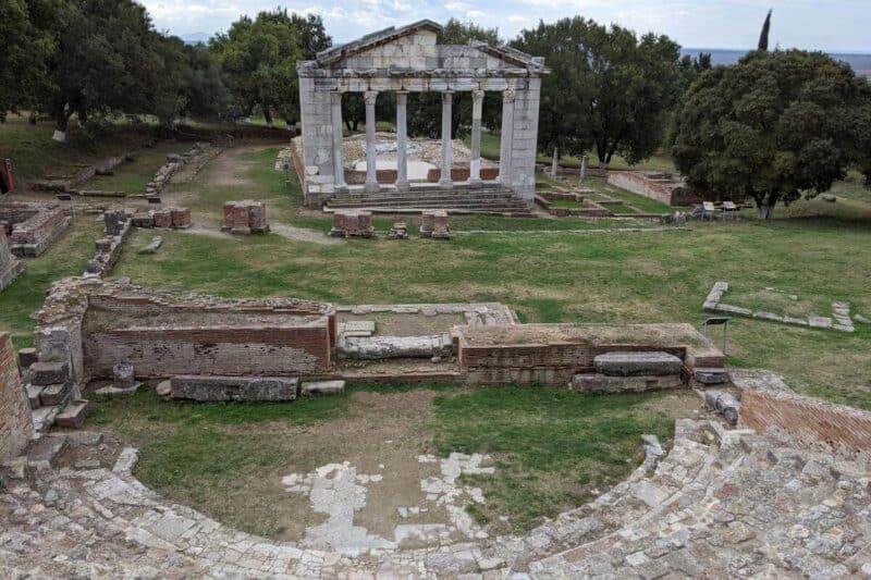 Ruinen eines Tempels und eines Amphitheaters in Apollonia